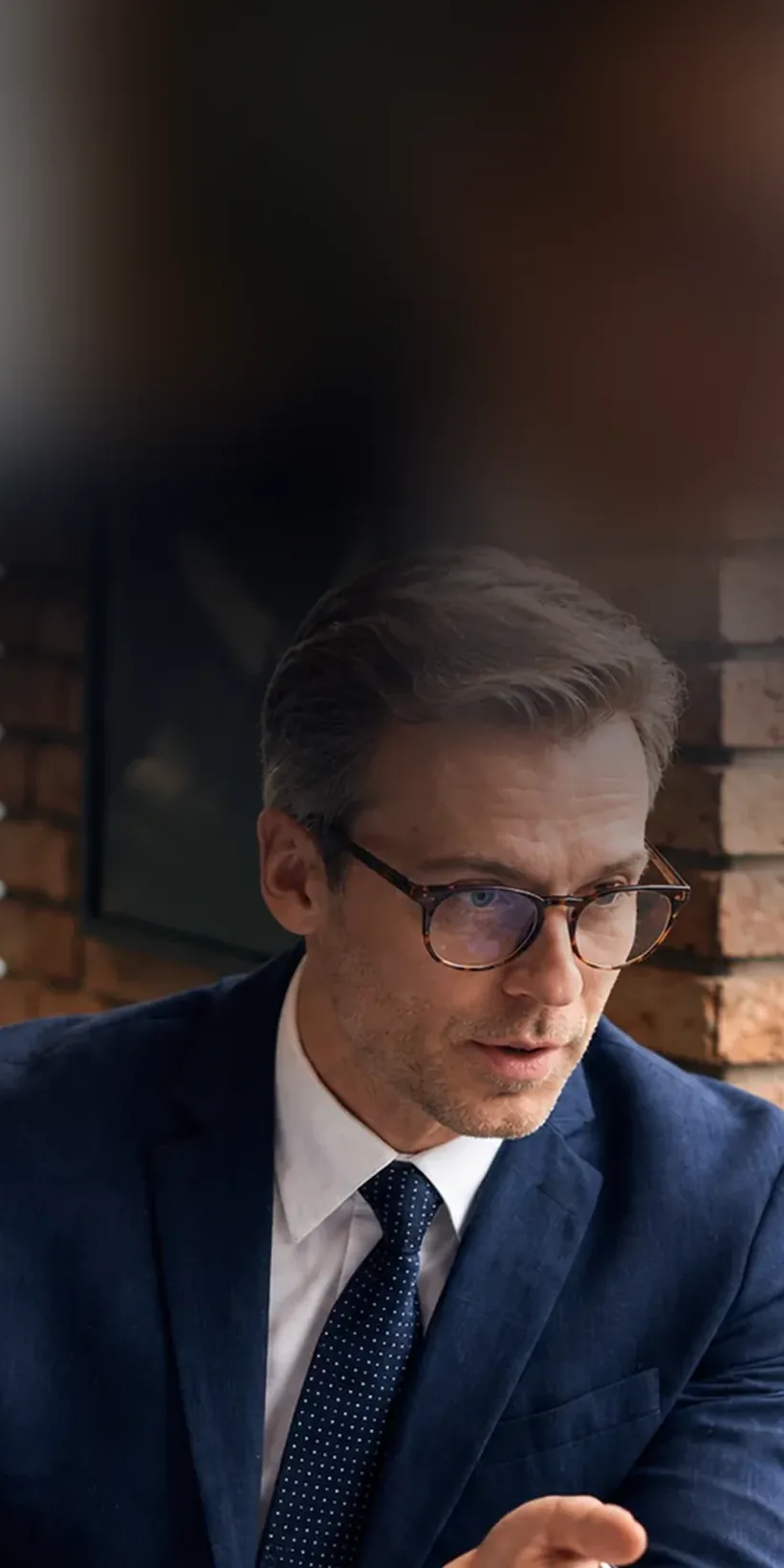 Assessor explicando um documento para o cliente.